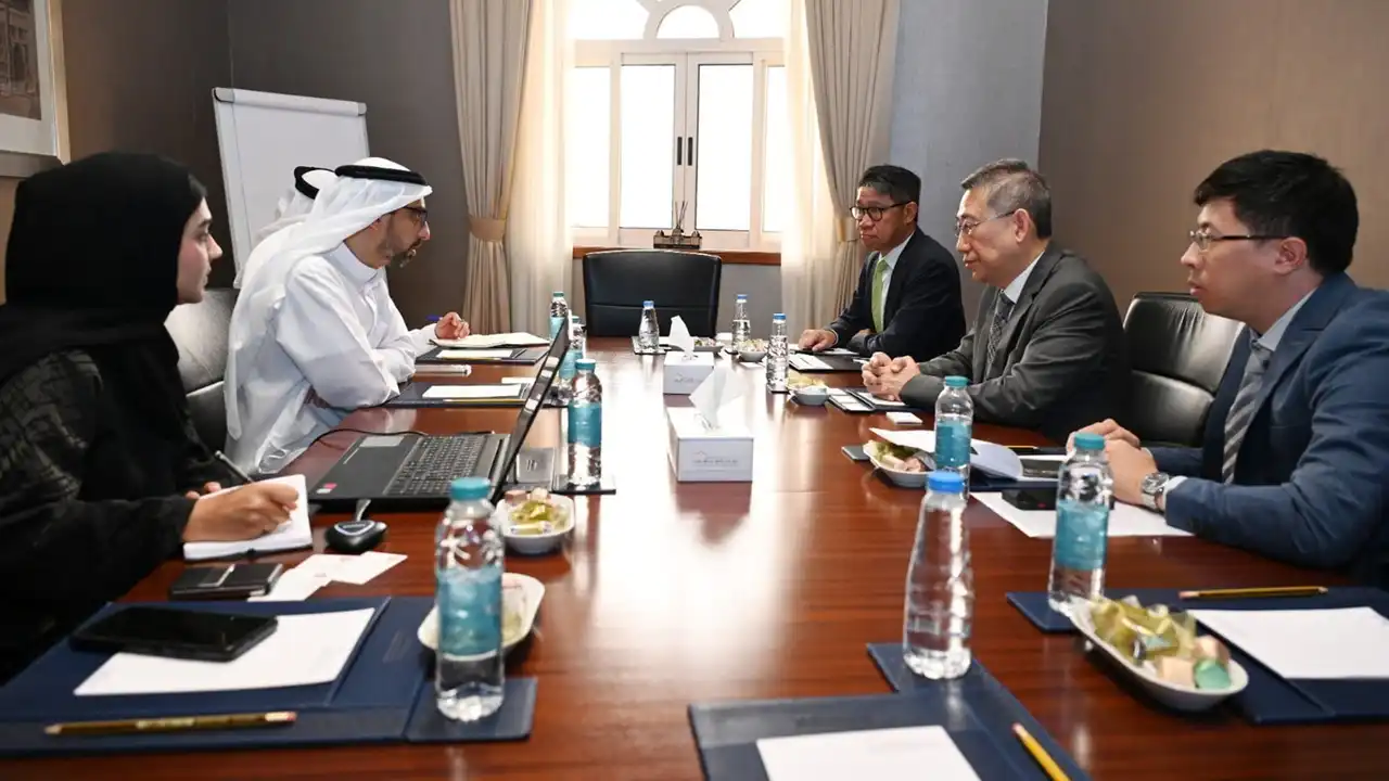 غرفة الشارقة تبحث تعزيز فرص الاستثمار المشترك مع هونغ كونغ الإدارية الخاصة